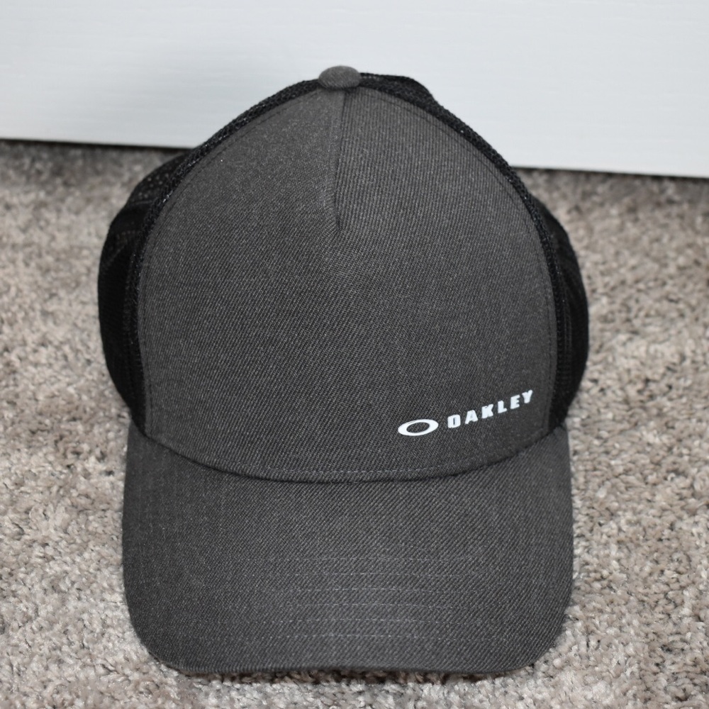 Men’s Oakley hat.
